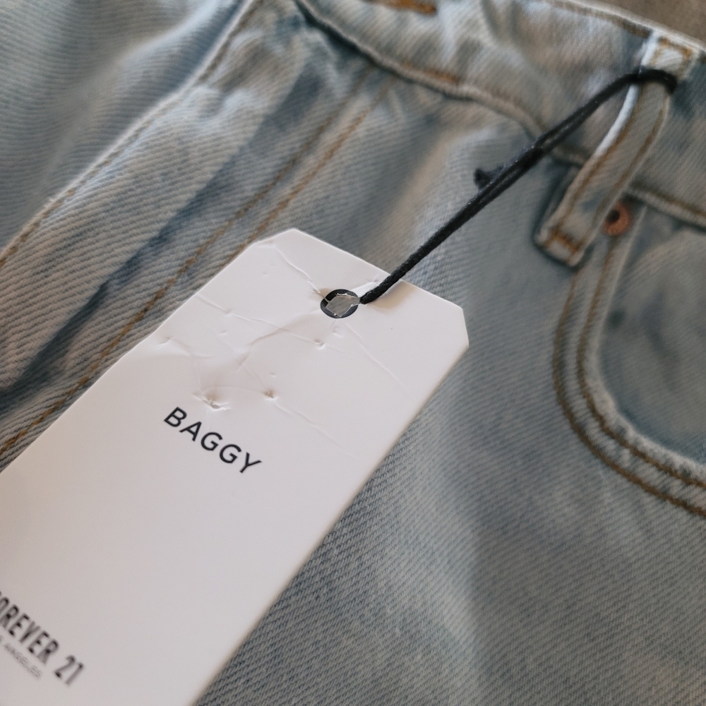 *NWT* FOREVER 21, Mid-rise, Baggy Fit, Wide Straight, Light Wash Denim , Sz 28 - Picture 5 of 6